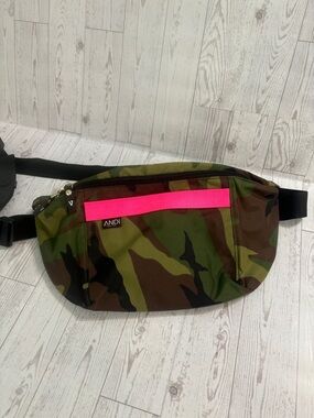 ANDI XL Bum Bag Uncamo Camouflage Crossbody Fanny Pack with Pink Accent
